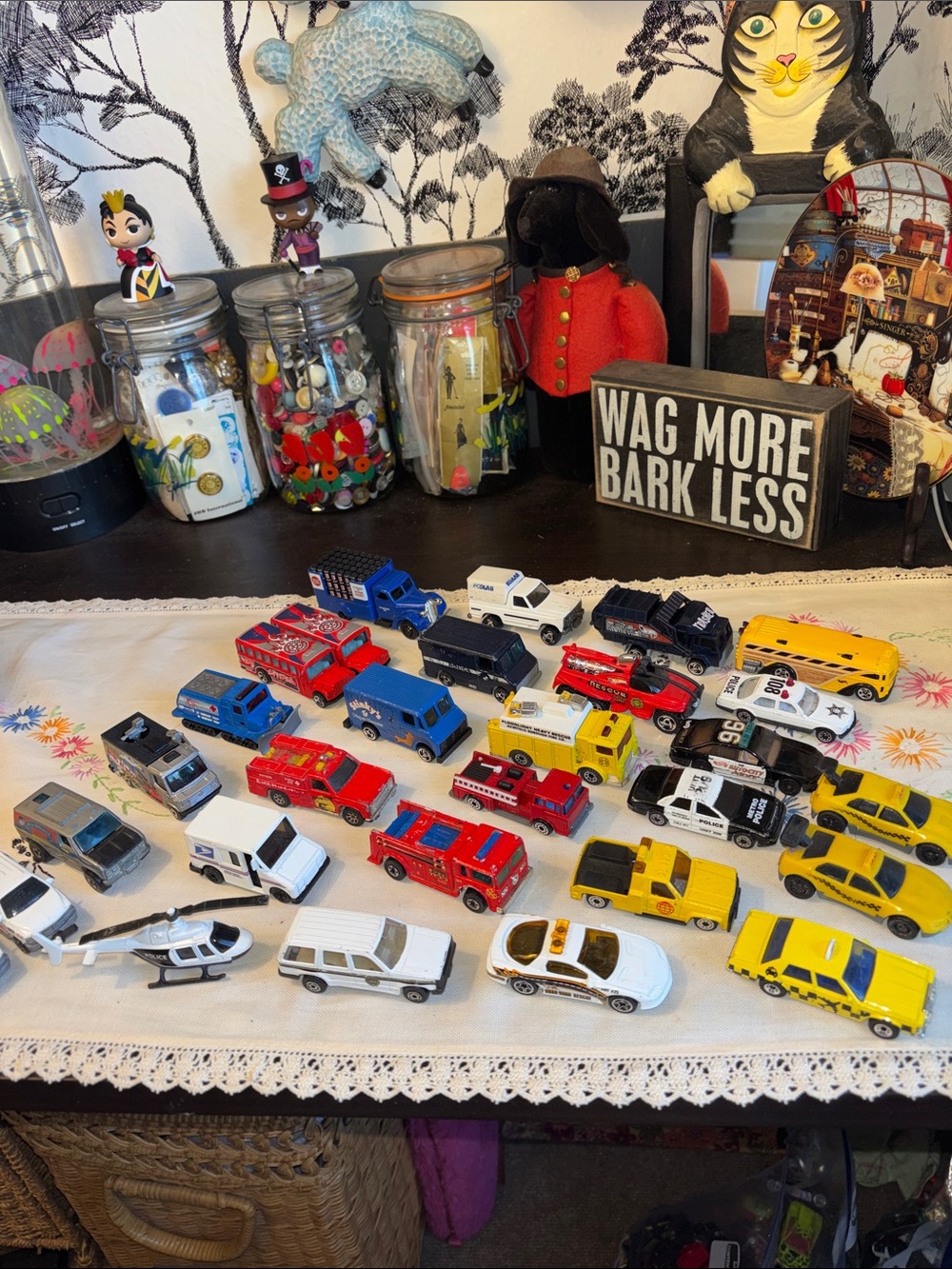 EUC 29 Piece vintage and modern matchbox and hot wheel cars and truck trucks.